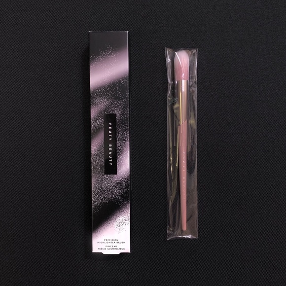 FENTY Precision Highlighter Brush 135 — Full Size - Picture 1 of 4